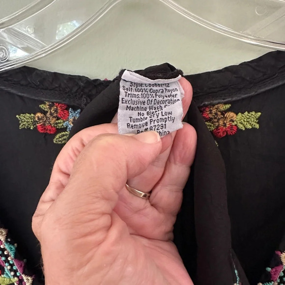 Johnny Was Woman's Black Embroidered V-Neck Long Sleeve Tunic Blouse Tag Removed - Picture 5 of 10